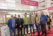 El alcalde Lluís Mijoler y el concejal Quim Bartolomé, con el producto y el campesinado pratenses en el Gastronomic Forum Barcelona