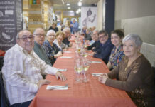 Las personas voluntarias del pesebre de las personas mayores celebran la tradicional comida de clausura