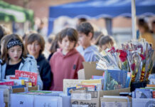 Cientos de personas salen a la calle para celebrar el día de Sant Jordi en El Prat