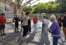 Los juegos tradicionales unen a los jóvenes y personas mayores del barrio