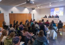 Una estrategia de la ciudad para mejorar el pozo digital de los niños y los adolescentes