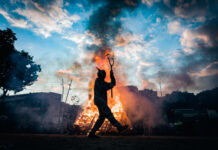 El fuego de Canigó enciende a Sant Joan al Prat lleno de cultura popular, verbenas y música