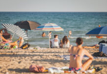 El agua de la playa prat, garantía de calidad y comodidad para los nadadores