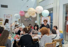 Los participantes de Felicita la véina crean 700 felicitaciones navideñas para personas mayores en El Prat